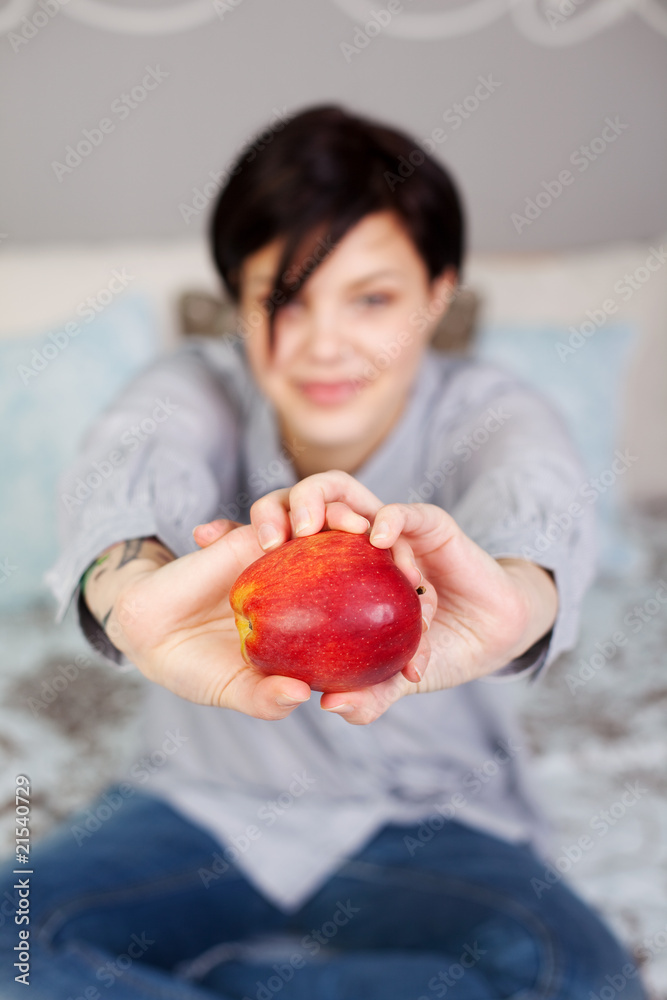 junge frau hält roten apfel junge frau hält roten apfel