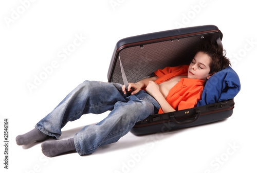 bambino che dorme in valigia