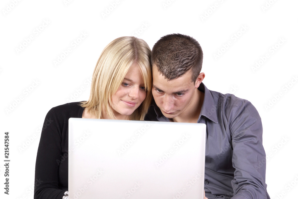 jeune couple regardant leur ordinateur portable jeune couple regardant leur ordinateur portable