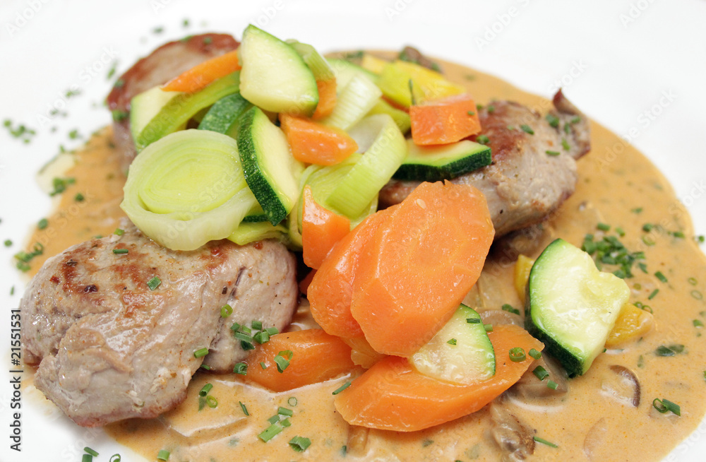 Schweinemedaillons mit Gemüse und Schwammerlsoße Schweinemedaillons mit Gemüse und Schwammerlsoße