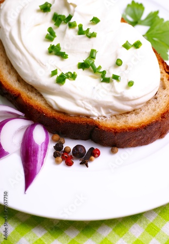 Brot mit Schnittlauchquark photo