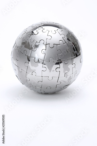 Puzzle Globus auf weißem Hintergrund