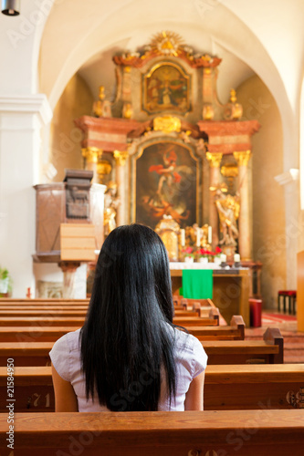 Women pray in a church © Gina Sanders