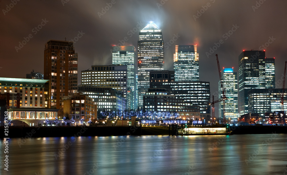 Fototapeta premium London Canary Wharf night view with fog rising