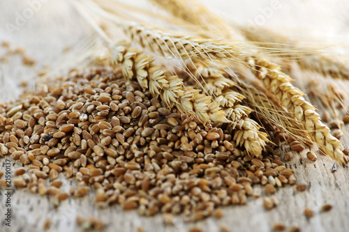 Bild auf Leinwand Whole grain wheat kernels closeup