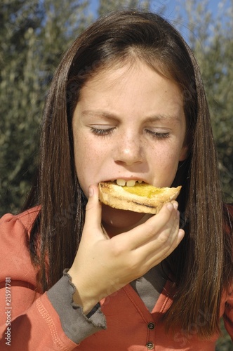 bambina che mangia una bruschetta