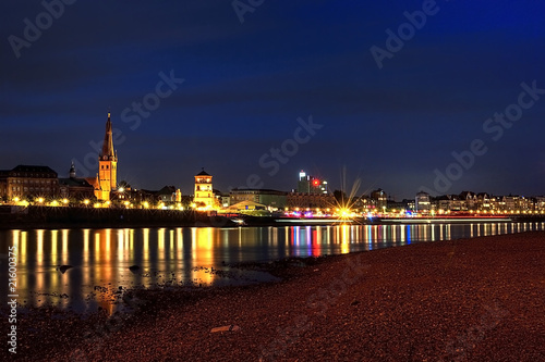 düsseldorfer Altstadt und Rhein bei Nacht