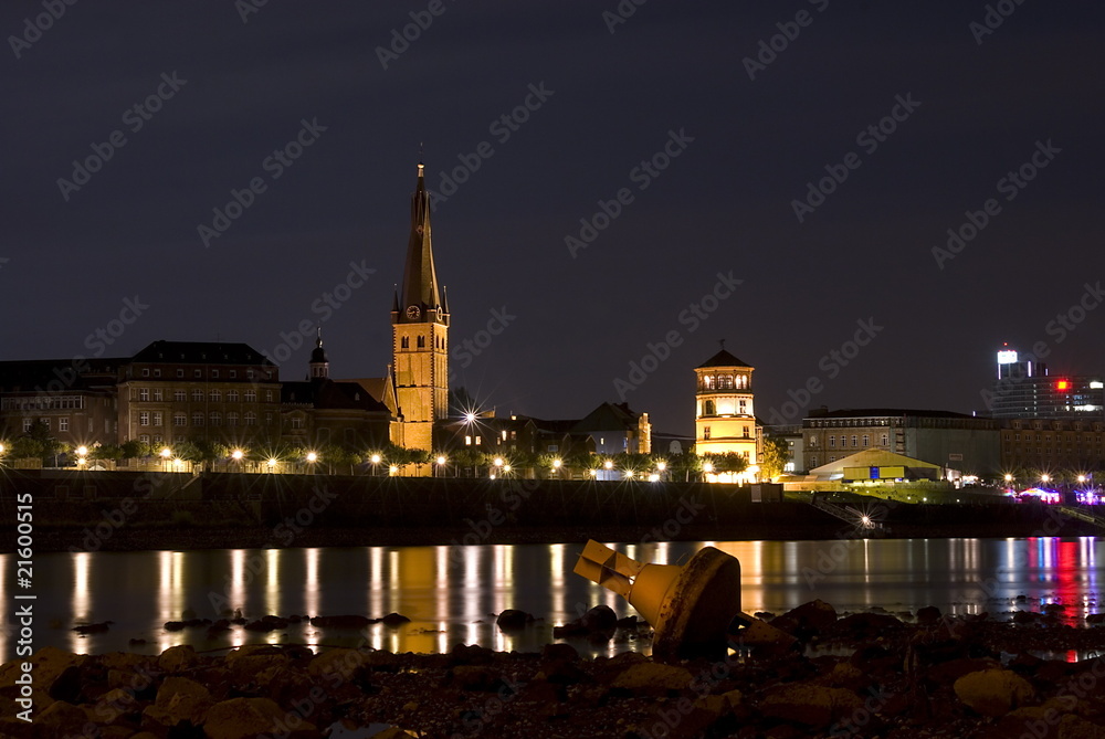 düsseldorfer Altstadt und Rhein bei Nacht