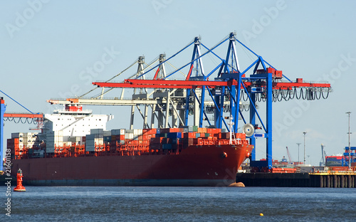 Frachter im  Hafen
