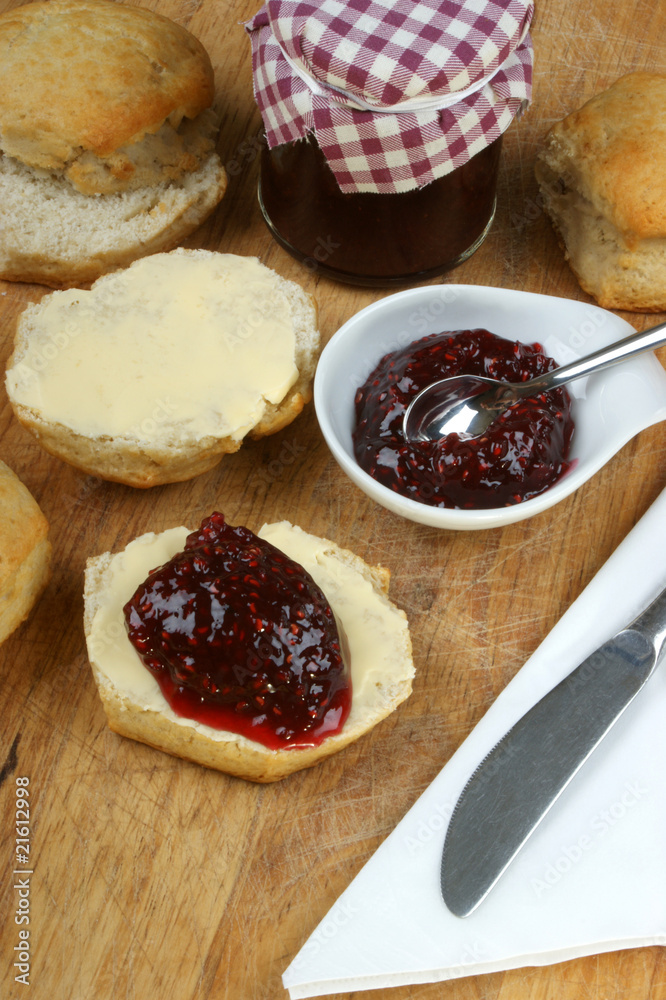 Scones mit Konfitüre Scones mit Konfitüre