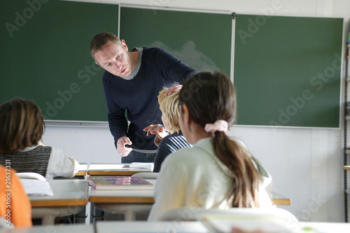 professeur et élèves dans une classe