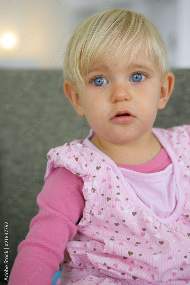 Portrait D Une Petite Fille Blonde Stock Photo Adobe Stock