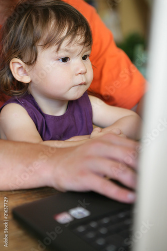 Portrait d'une fillette devant un ordinateur