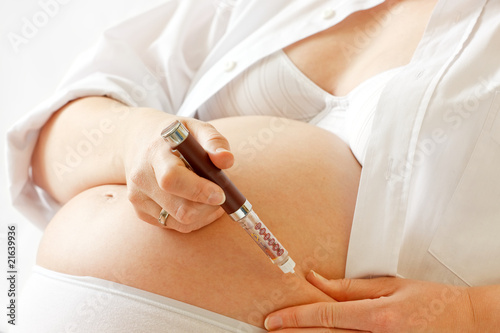 Schwangere Frau spritzt Insulin photo