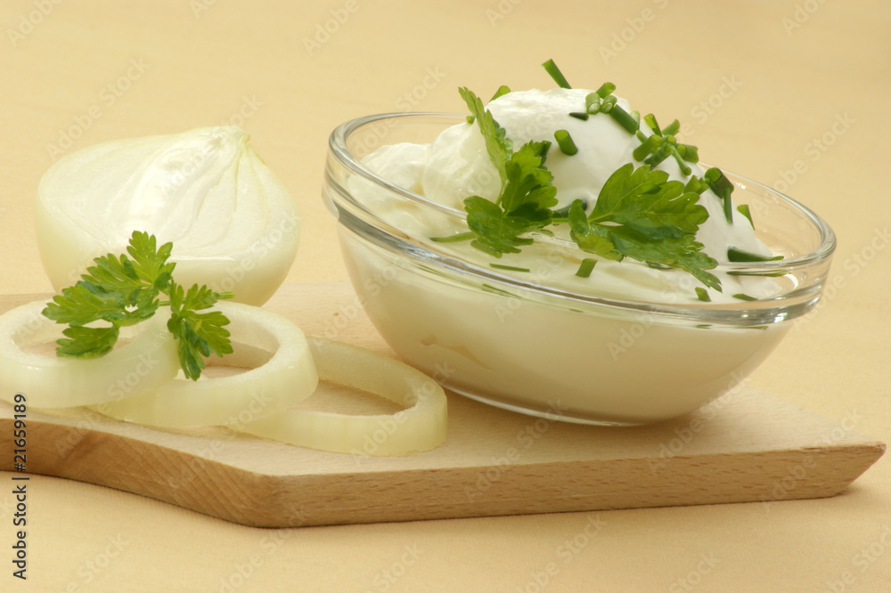 frischer Frühlingsquark mit Dill und Zwiebelringen frischer Frühlingsquark mit Dill und Zwiebelringen
