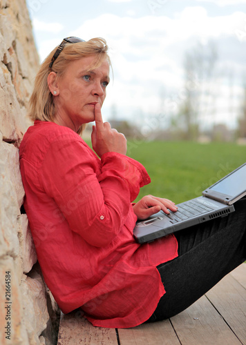 Frau mit Laptop outdoor 31 photo