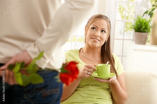 Fotografia Man bringing flower to woman