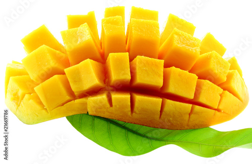 tranche de mangue mûre, fond blanc