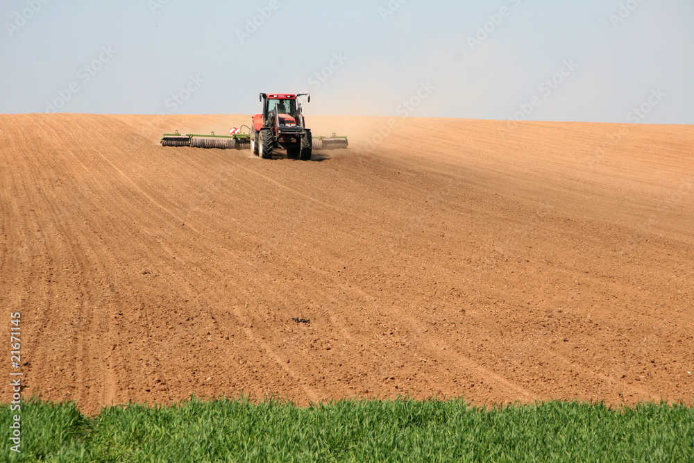 Obraz premium Traktor mit Pflug