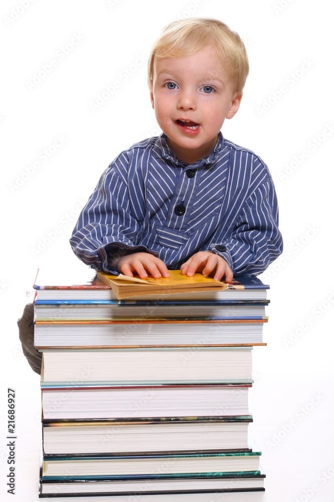 Kleiner lesender Junge hinter Bücherstapel Kleiner lesender Junge hinter Bücherstapel