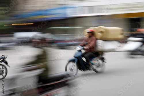 vollbeladenes Motorrad in Hanoi Vietnam mit Bewegungsunschärfe © Jens Ottoson