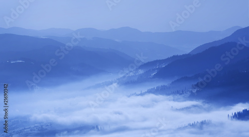 Blue mountains in a fog © Maksym Dykha