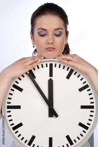 Frau schaut auf Uhr