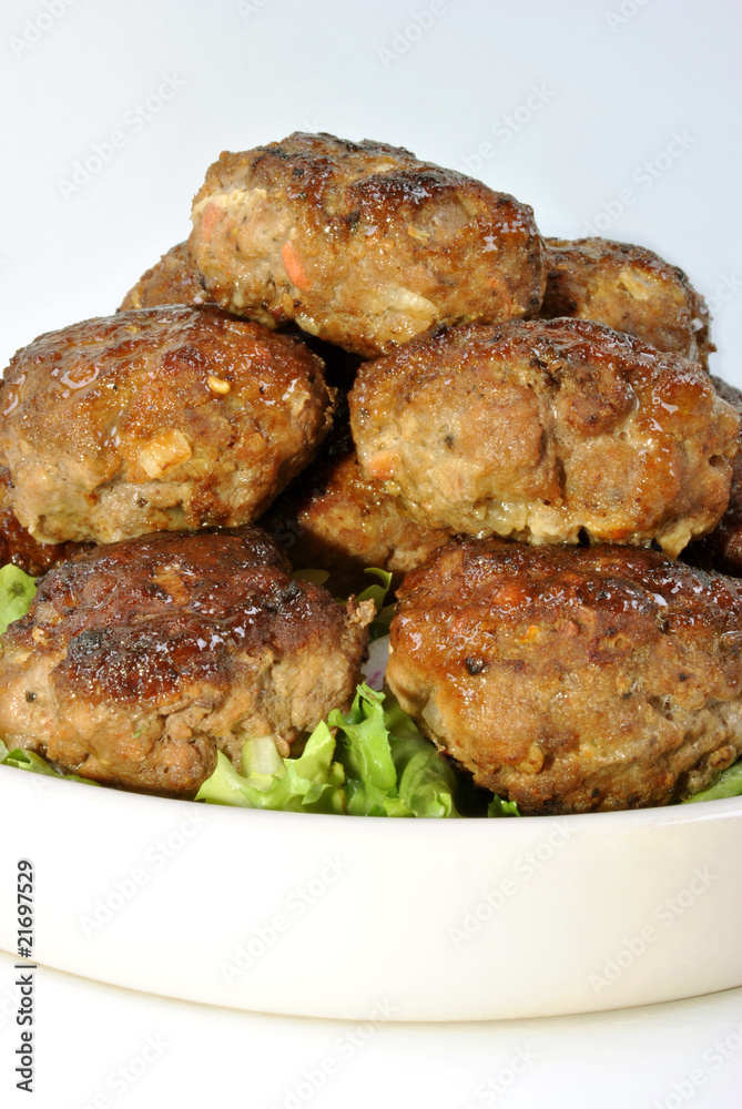 Frikadellen mit Salat auf einem Teller Frikadellen mit Salat auf einem Teller