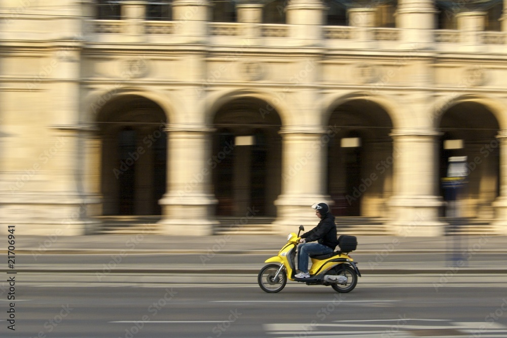 Motorroller in Bewegung vor der wiener Staatsoper