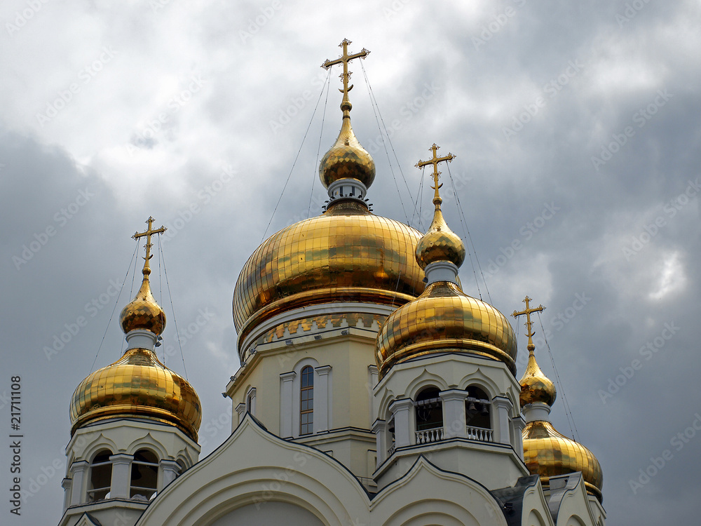 Die neu errichtete Uspensky-Kathedrale in Chabarowsk - Türme