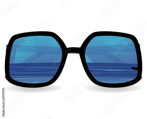 Sun glasses with sea reflexion