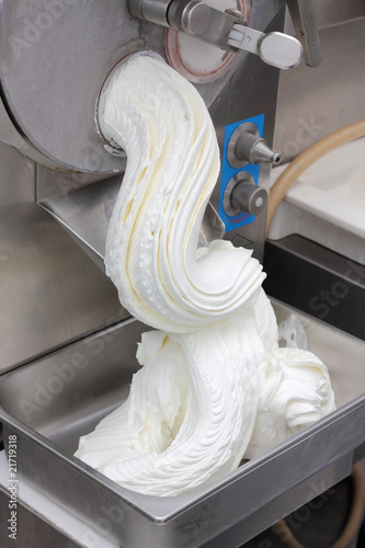 produzione di gelato artigianale photo