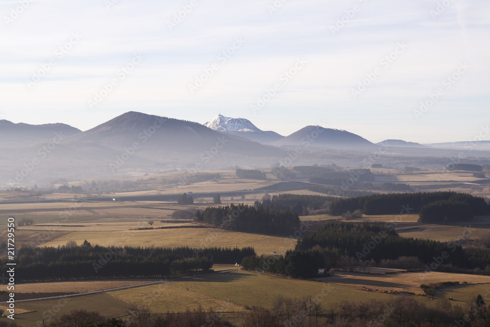 Obraz premium chaine des puy en hiver avec le puy de dôme en neige
