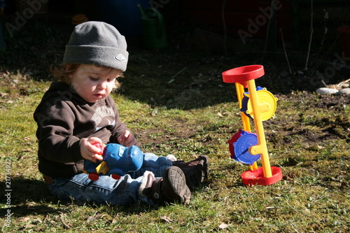 Kleinkind spielt im Garten 2 photo