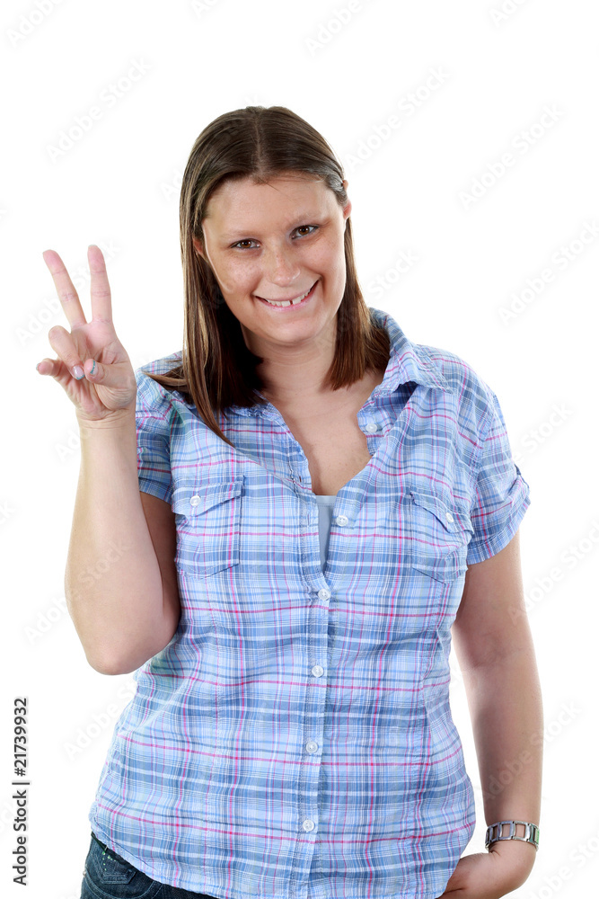 ragazza che fa il segno della vittoria