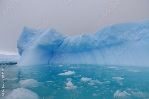 Fototapeta Naklejka Na Ścianę i Meble -  Iceberg and azure water in Antarctica