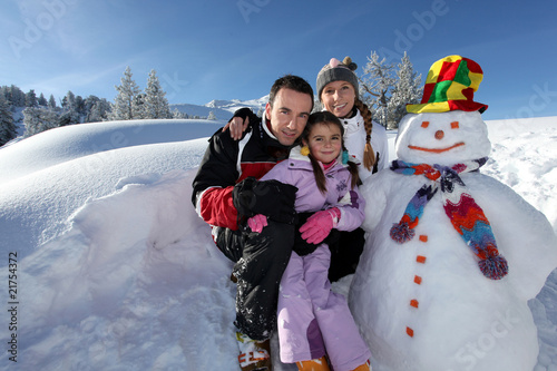 Famille en vacances à la neige photo