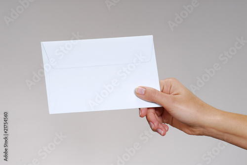 Entregando un sobre blanco.