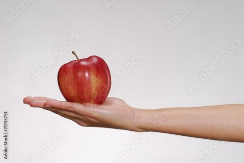 Mano sosteniendo una manzana.