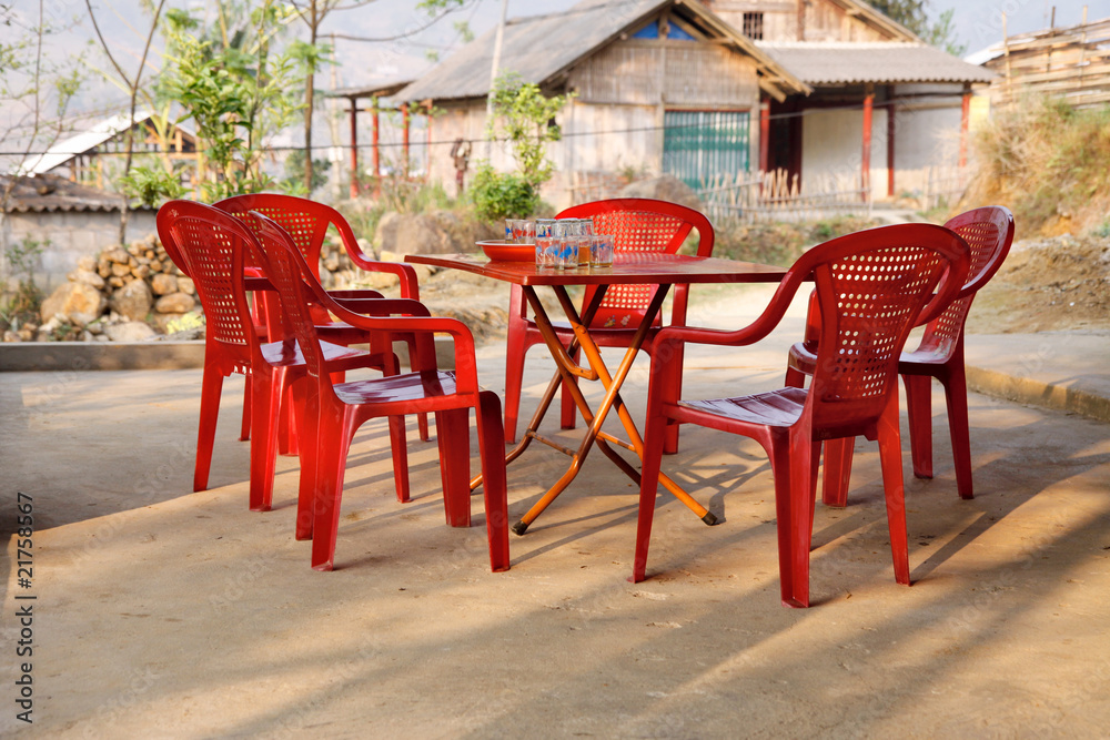 Rote Plastikstühle beim Homestay in Vietnam