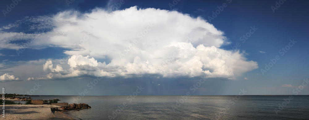 Obraz premium Cloudy sky above a sea