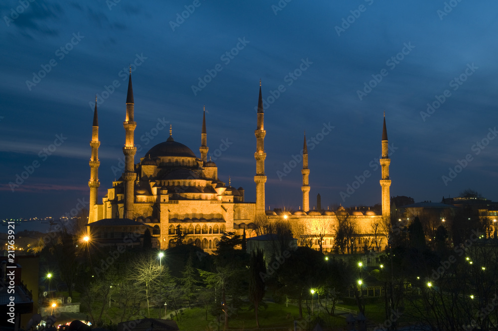 Naklejka premium Blue Mosque at dusk Istanbul