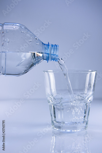 Bottiglia e un bicchiere di acqua minerale
