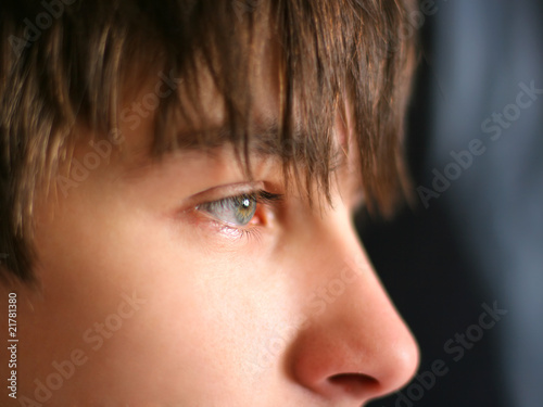 Obraz na płótnie sad teenager face with focus on an eye