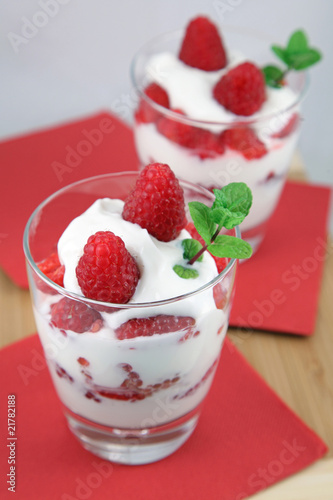 Fototapeta Naklejka Na Ścianę i Meble -  Verrines de framboises et fromage blanc
