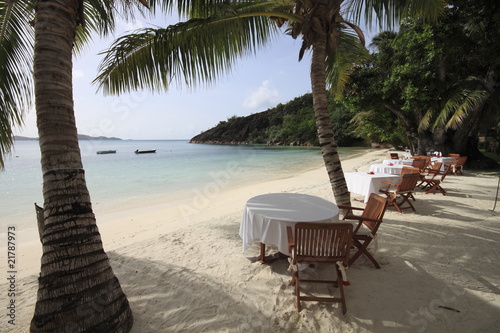 praslin seychelles tavoli sulla spiaggia