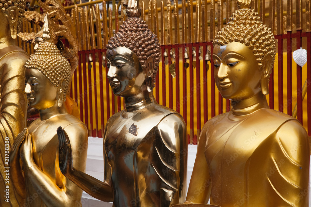 Fototapeta premium Golden buddha statues in Wat Phrathat Doi Suthep i Chiang Mai
