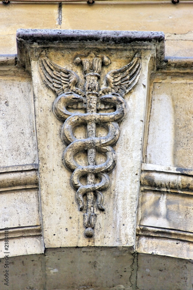 Caducée sculpté en pierre. Symbole de la médecine. Stock Photo | Adobe ...