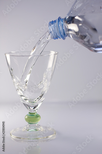 Bottiglia e un bicchiere di acqua minerale