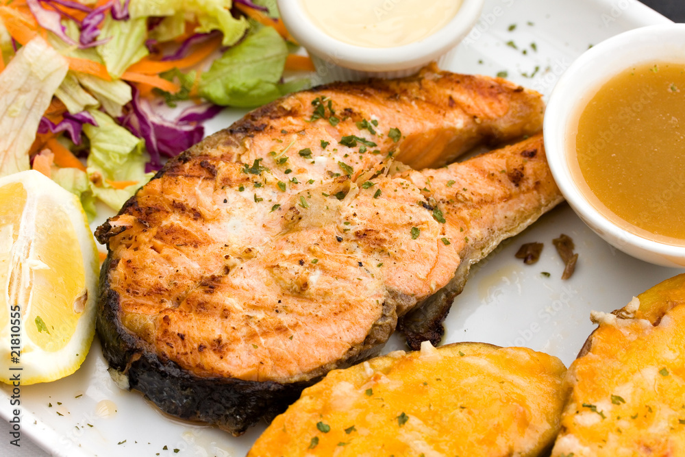 lachs, gegrillt , mit soße,bruschetta lachs, gegrillt , mit soße,bruschetta